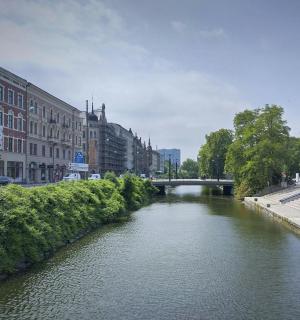 ein Fluss in einer Stadt mit einer Brücke und Gebäuden