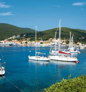 eine Gruppe von Booten liegt in einem Hafen vor Anker