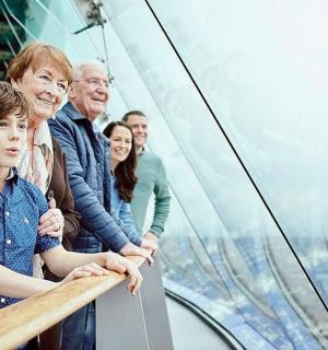 un groupe de personnes sur un escalator dans un ascenseur