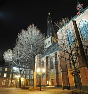 ein großes Gebäude mit einer Kirche bei Nacht