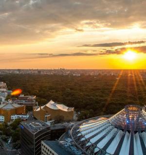 ein Blick auf eine Stadt bei Sonnenuntergang von einem Gebäude aus