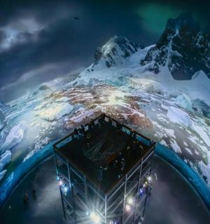 Ein Blick aus dem Inneren eines schneebedeckten Berges