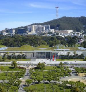 un edifici amb un parc davant d'una ciutat