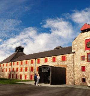 ēka ar pulksteni tās sānos