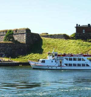 łódź na wodzie przed zamkiem