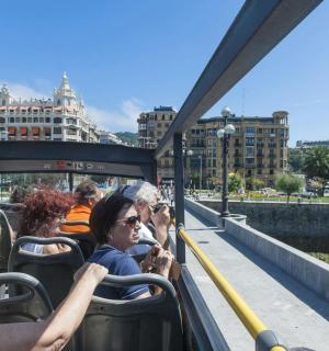 un grup de persones que viatgen en autobús