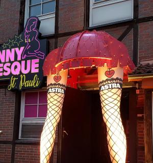 ein Gebäude mit einem Eingang zu einem Gebäude mit einem Oktopuspelled