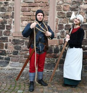 un home i una dona vestits amb disfresses