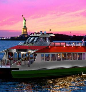 เรือในน้ำที่มีรูปปั้นเทพีเสรีภาพ