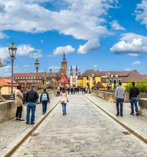 eine Gruppe von Menschen, die über eine Brücke in einer Stadt gehen