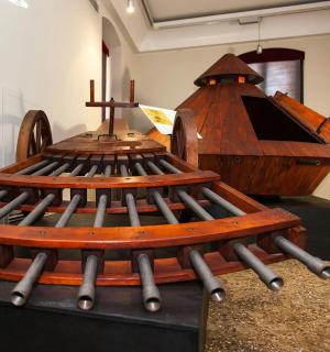 isang bangkang kahoy na naka-display sa isang silid