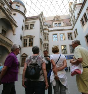 un grup de persones que es troben fora d'un edifici