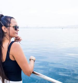 žena na lodi ve vodě