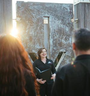 una dona dreta davant d'un grup de persones