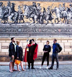 un grup de persones dempeus davant d'una estàtua