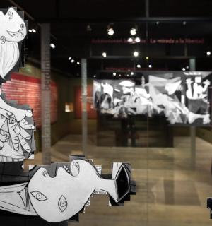 Ein Mann steht in einem Raum mit einem Gemälde an der Wand