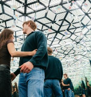 skupina lidí stojících před stropem