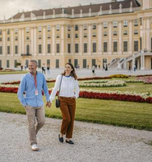 ชายและหญิงกำลังเดินอยู่หน้าอาคาร