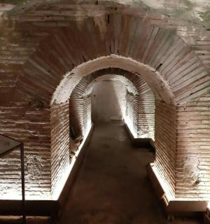 ทางเดินว่างเปล่าในอาคารอิฐเก่า