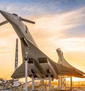 un avió de combat exposat a l'aeroport