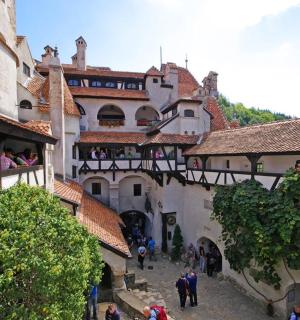 en gruppe mennesker, der går ned ad en gade i en by