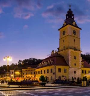 en bygning med et klokketårn i en by om natten