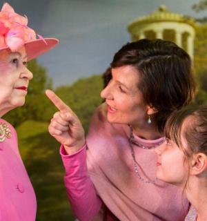 zwei ältere Frauen stehen neben einem kleinen Mädchen