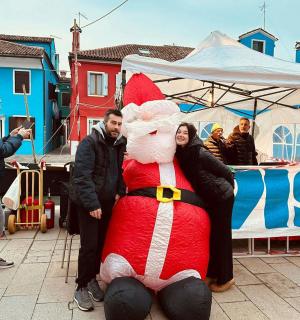 grupa ljudi stoji pored divovskog plišanog medvjedića