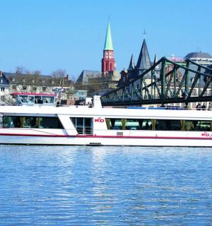 เรือบนน้ำมีสะพานอยู่เบื้องหลัง