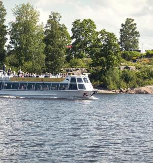 łódź z ludźmi na wodzie