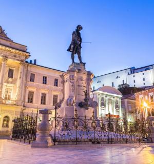 socha uprostřed města s budovami