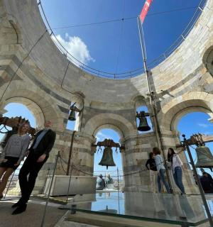 seorang lelaki berdiri di hadapan bekas kaca di sebuah muzium