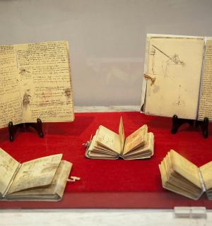 en gruppe bøger sidder på et rødt bord