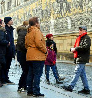 un grup de persones dretes davant d'una paret