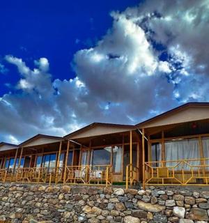 řada domů na kamenné zdi