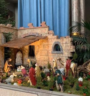 ein Modell einer Kirche mit Menschen, die darum herumstehen