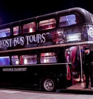 en dobbeltdækkerbus på gaden om natten