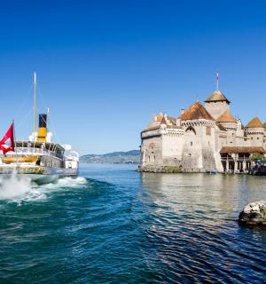 човен у воді перед замком