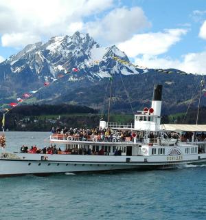 een groep mensen op een boot in het water