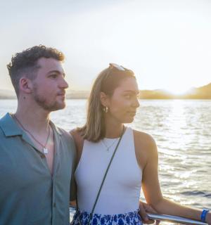 muž a žena stojící na lodi ve vodě