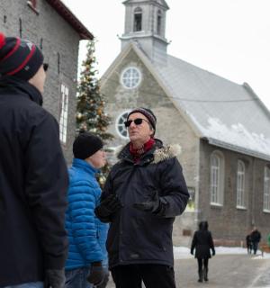 eine Gruppe von Menschen steht vor einer Kirche