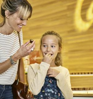 una ragazza che guarda un cellulare