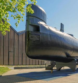 ein ausgestelltes Flugzeug vor einem Gebäude