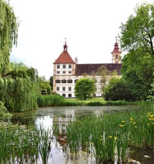 pilies vaizdas iš sodo tvenkinio pusės