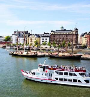 łódź na rzece z budynkami w tle