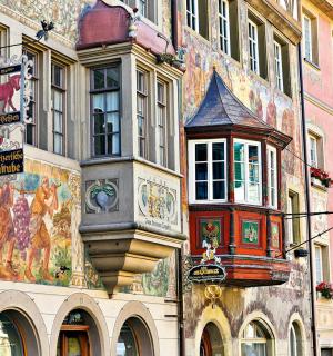 ένα κτίριο με ψηφιδωτά στο πλάι του