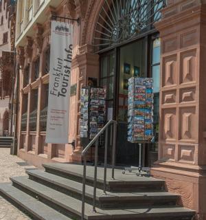 un edifici amb escales davant d'una botiga