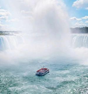 laiva ūdenī ūdenskrituma priekšā