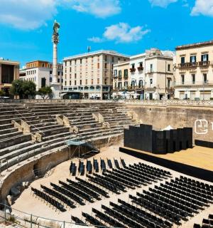 pusty amfiteatr w mieście z budynkami