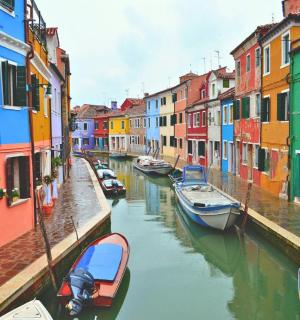 isang kanal na may mga makukulay na gusali at mga bangka sa tubig